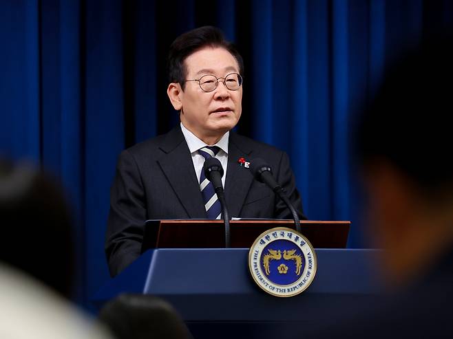 ▲ 이재명 대통령이 12·3 비상계엄 사태 1주년인 3일 용산 대통령실에서 '빛의 혁명 1주년 대국민 특별성명'을 발표하고 있다. 연합