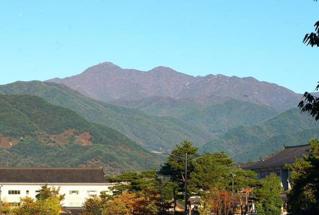 마근담계곡의 끝자락인 사리마을에 있는 산천재. 그 뒤로 천왕봉이 보인다. 남명은 61세에 이르러 지리산 깊숙한 곳 덕산에 산천재를 짓고 72세 사망 때까지 학문을 완성하고 실천했다./사진작가 각로 박혜란/