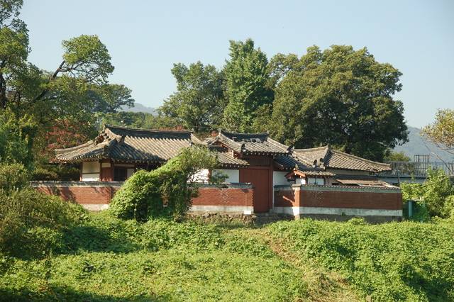 영월인 엄계는 갑자사화를 피해 현풍으로 내려와 재사 공신정(拱辰亭, 사진)을 짓고 정자 뒤쪽 제단에서 아침 저녁으로 북쪽을 향해 망배(望拜)를 올렸다. 훗날 엄공망배단(嚴公望拜壇)이라고 불렸다.