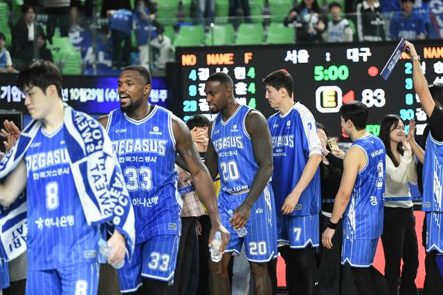 대구 한국가스공사 선수들이 팬들과 하이파이브를 하고 있다. KBL 제공