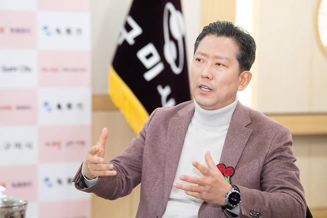 김장호 구미시장이 구미역과 동구미역, 신공항을 연결하는 철도신설 필요성에 대해 설명하고 있다.<박용기 기자>