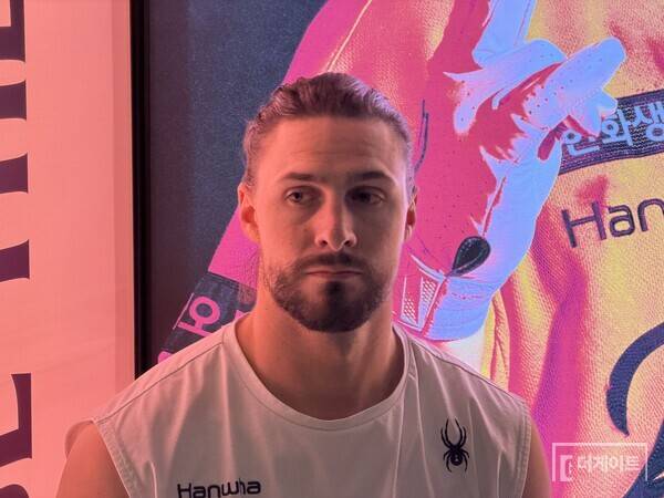 KS 5차전을 앞두고 취재진 인터뷰에 응한 한화 와이스. (사진=더게이트 배지헌 기자)