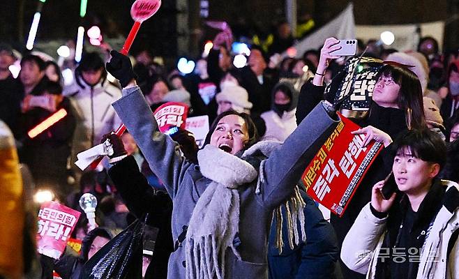 지난해 '윤석열 즉각 퇴진·사회대개혁 비상행동' 주최로 서울 영등포구 국회의사당 인근에서 열린 탄핵소추안 국회 통과 촉구 촛불집회에서 도로를 가득 메운 수많은 국민들이 응원봉을 들고 집회에 참여하고 있다. 양광삼기자 ygs02@mdilbo.com