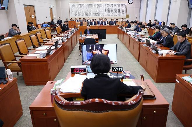 3일 서울 여의도 국회에서 국민의힘 의원들이 퇴장한 가운데 열린 법제사법위원회 전체회의에서 추미애 위원장이 의사봉을 두드리고 있다.(사진 = 연합뉴스)