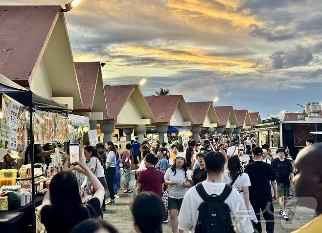 PIC 괌 골드패가 있으면 차모로 야시장으로 가는 셔틀을 무료로 탈 수 있다. ⓒ News1 이민주 기자
