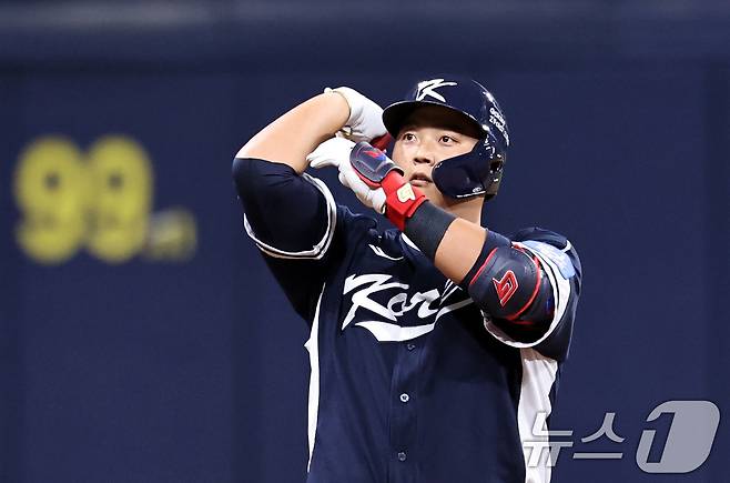 9일 오후 서울 구로구 고척스카이돔에서 열린 2026 WBC 대비 평가전 '2025 네이버 K-베이스볼 시리즈(K-BASEBALL SERIES)' 체코와의 2차전 경기. 대한민국 한동희가 9회초 2사 2루때 1타점 2루타를 친 뒤 세리머니하고 있다. 2025.11.9/뉴스1 ⓒ News1 구윤성 기자