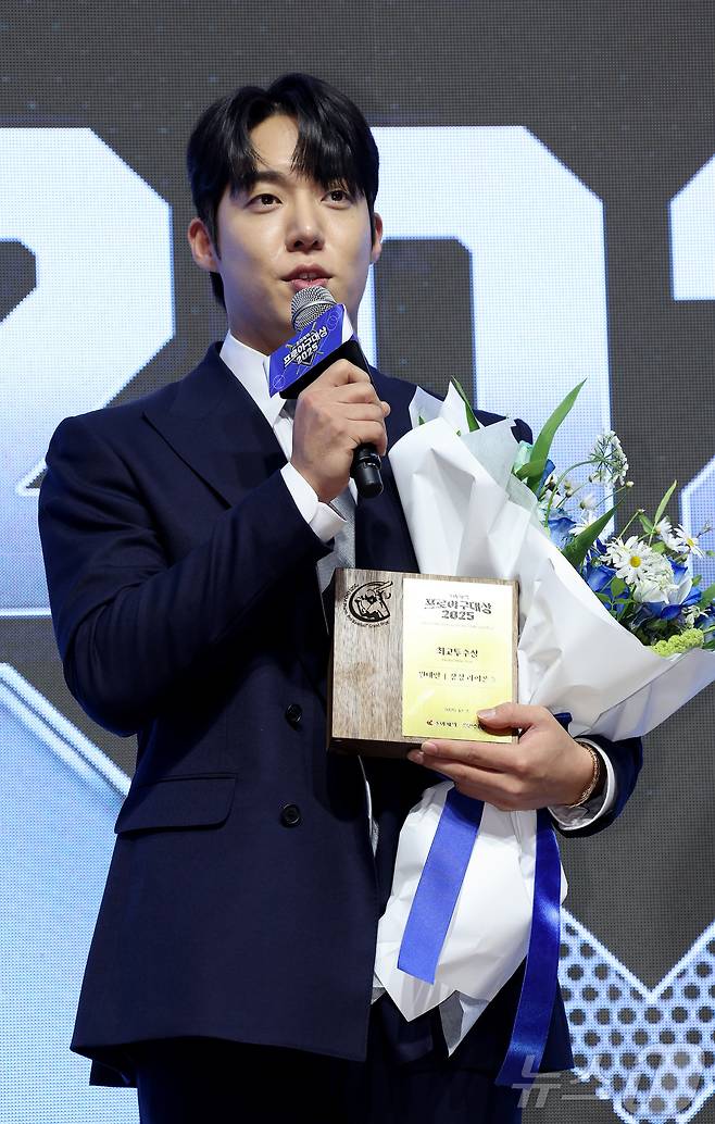 2일 오전 서울 강남구 라움아트센터에서 개최된 '2025 조아제약 프로야구 대상' 시상식에서 삼성 원태인이 최고투수상을 수상하고 소감을 말하고 있다. (일간스포츠 제공. 재판매 및 DB 금지)