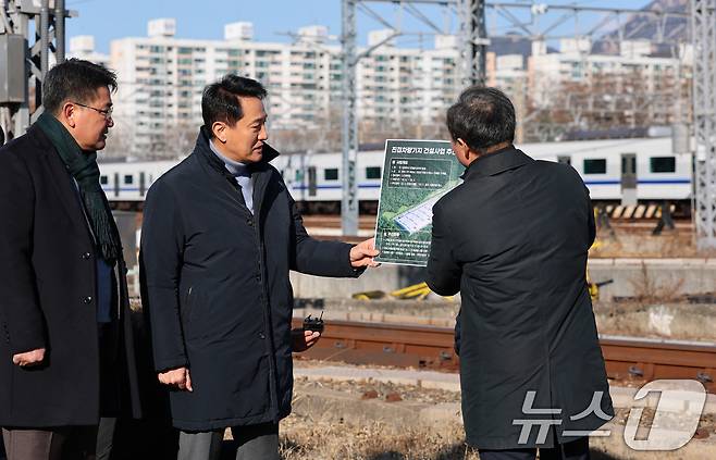 오세훈 서울시장이 3일 오후 서울 노원구 창동차량기지에서 열린 진접차량기지 시험운행 개시 기념식에 앞서 진접차량기지 건설 사업과 관련한 브리핑을 받고 있다. 2025.12.3/뉴스1 ⓒ News1 오대일 기자