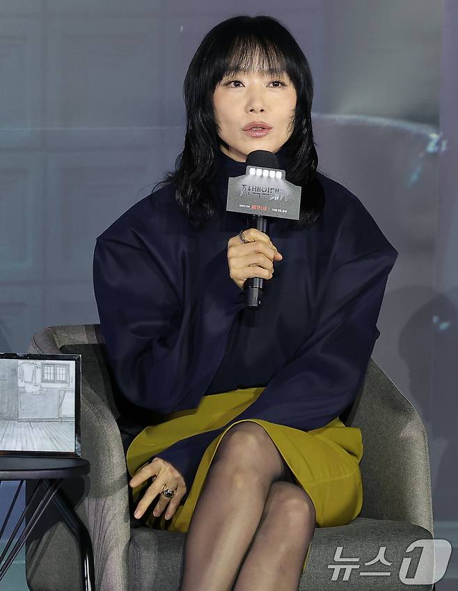 배우 전도연이 3일 서울 용산구 CGV 용산아이파크몰에서 열린 넷플릭스 시리즈 '자백의 대가' 시사회 및 간담회에서 인사말을 하고 있다. '자백의 대가'는 남편을 죽인 용의자로 몰린 ‘윤수’(전도연 분)와 마녀로 불리는 의문의 인물 ‘모은’(김고은 분), 비밀 많은 두 사람 사이에서 벌어지는 일을 그린 미스터리 스릴러다. 2025.12.3/뉴스1 ⓒ News1 권현진 기자