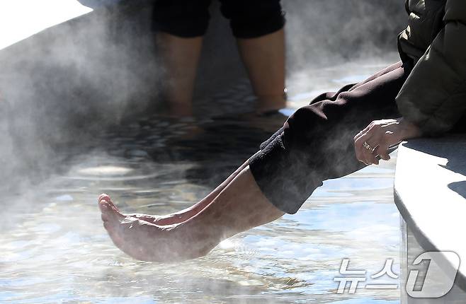 전국적으로 추위가 기승을 부린 3일 부산 해운대해수욕장 온천족욕탕을 찾은 시민들이 따뜻한 온천물에 발을 담그고 추위를 녹이고 있다. 2025.12.3/뉴스1 ⓒ News1 윤일지 기자