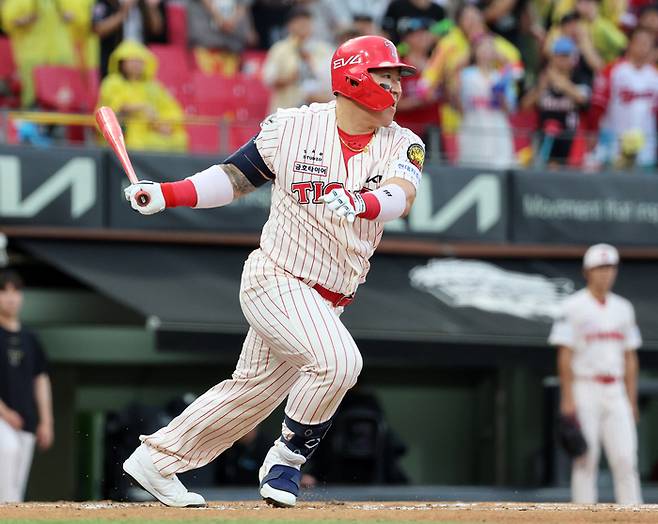 KIA 최형우가 광주-기아 챔피언스 필드에서 열린 2025 KBO리그 한화전에서 안타를 치고 있다. 사진 | 광주=연합뉴스