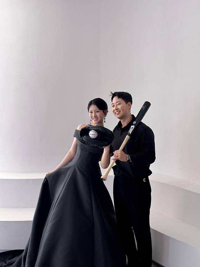 SSG 운영팀 추권호 파트너가 13일 오후 4시20분 서울 풍납동에 위치한 라비니움 블룸홀(4F)에서 신부 진소연 씨와 백년가약을 맺는다. 사진 | SSG 랜더스