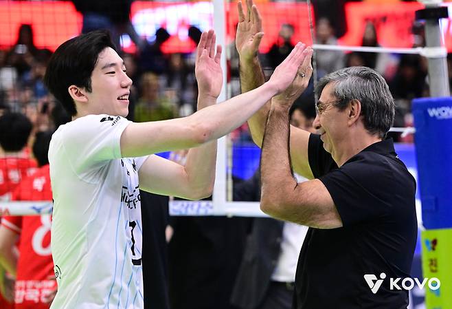 허수봉(왼쪽)과 블랑 감독. 사진 | 한국배구연맹