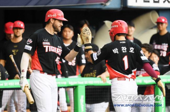15일 잠실구장에서 열린 두산 베어스와 KIA 타이거즈의 경기. KIA 위즈덤이 득점한 박찬호를 반기고 있다. 잠실=박재만 기자 pjm@sportschosun.com/2025.08.15/