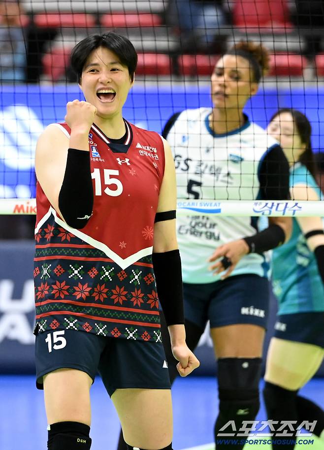 2일 수원체육관에서 열린 V리그 여자부 현대건설과 GS칼텍스의 경기. 현대건설 김희진이 블로킹을 성공한 후 환호하고 있다. 수원=허상욱 기자wook@sportschosun.com/2025.12.02/