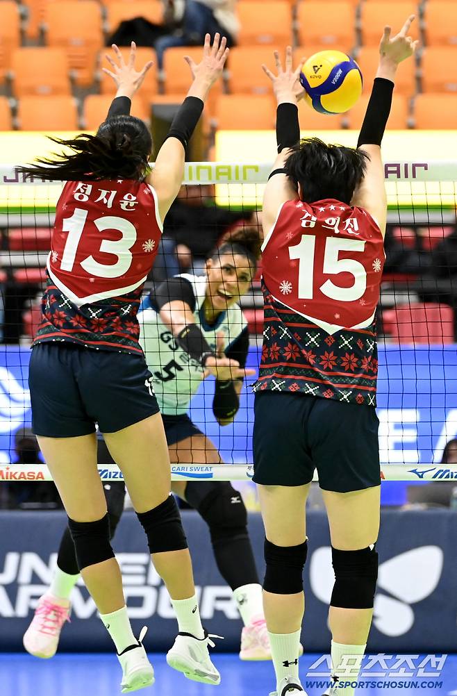 실바의 공격을 막아내는 김희진의 블로킹!