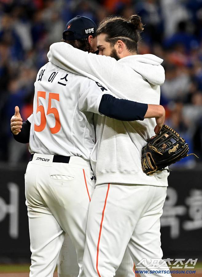 24일 대전 한화생명볼파크에서 열린 PO 5차전 삼성과 한화의 경기, 한화가 11대2로 승리하며 한국시리즈에 진출했다. 경기를 끝낸 후 환호하는 폰세, 와이스, 리베라토의 모습. 대전=허상욱 기자wook@sportschosun.com/2025.10.24/
