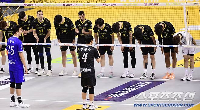 11일 의정부 경민대학교 체육관에서 열린 배구 V리그 남자부 KB손해보험과 한국전력의 경기. 친정 식구들에게 감사의 인사를 받고 있는 한국전력 정민수. 의정부=송정헌 기자songs@sportschosun.com/2025.11.11/