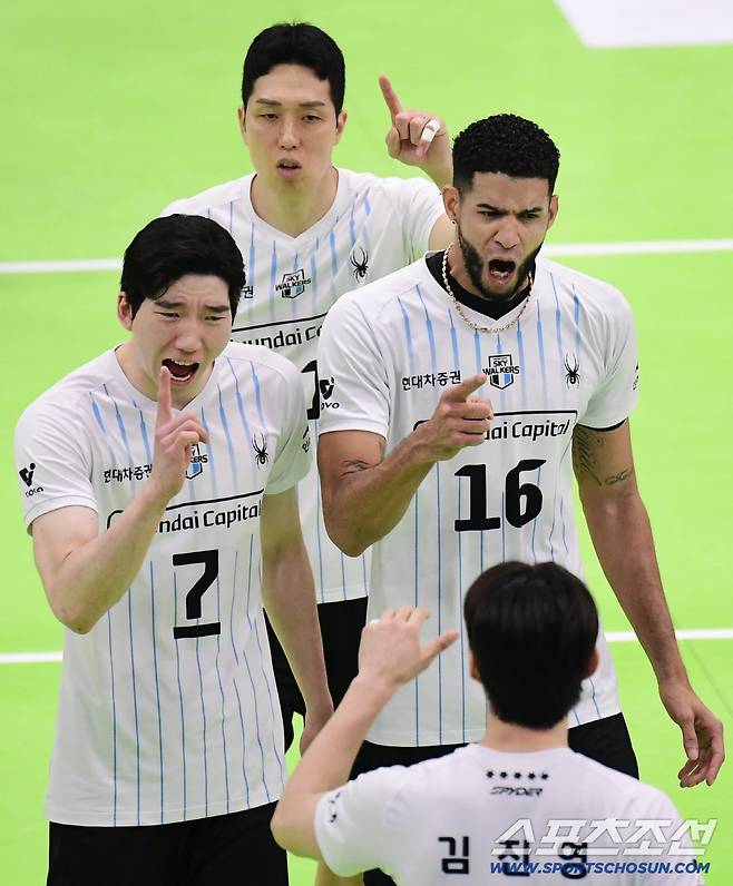 29일 수원체육관에서 열린 배구 V리그 남자부 한국전력과 현대캐피탈의 경기. 득점 후 동료들과 함께 기뻐하는 현대캐피탈 허수봉, 레오. 수원=송정헌 기자songs@sportschosun.com/2025.10.29/