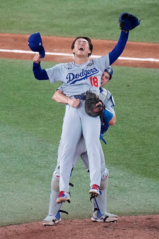 LA 다저스 야마모토 요시노부와 윌 스미스가 지난 2일(한국시각) 월드시리즈 7차전서 우승을 확정지은 뒤 기뻐하고 있다. AP연합뉴스