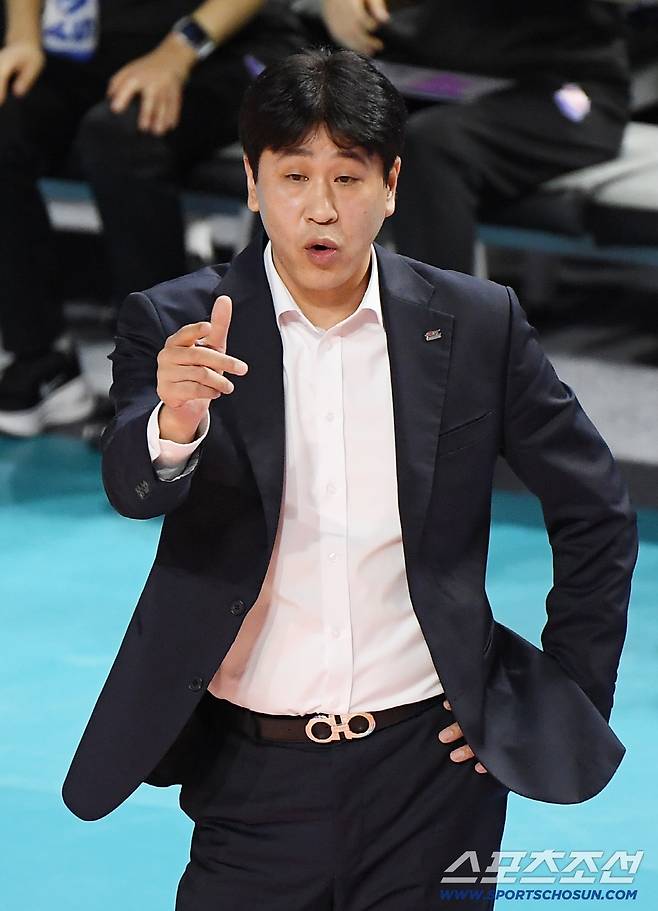 3일 인천 삼산월드체육관에서 열린 V리그 흥국생명-도로공사전. 도로공사 김종민 감독이 선수들을 독려하고 있다. 인천=정재근 기자 cjg@sportschosun.com/2025.12.3/