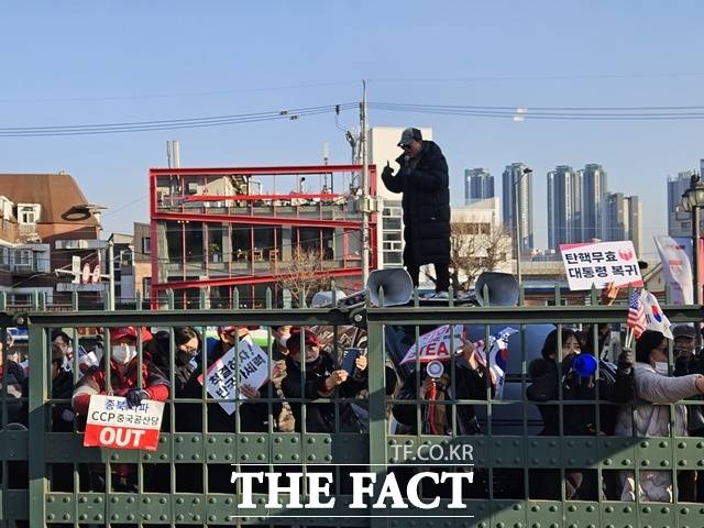 경희대에서는 계엄 이후 학생총회에서 약 92% 찬성으로 윤 전 대통령 퇴진 촉구안이 통과됐다. 하지만 이와는 반대로 윤 전 대통령을 지지하는 자유대학 주최로 '탄핵 반대 기자회견'이 열린다는 소식이 들렸다. /이다빈 기자