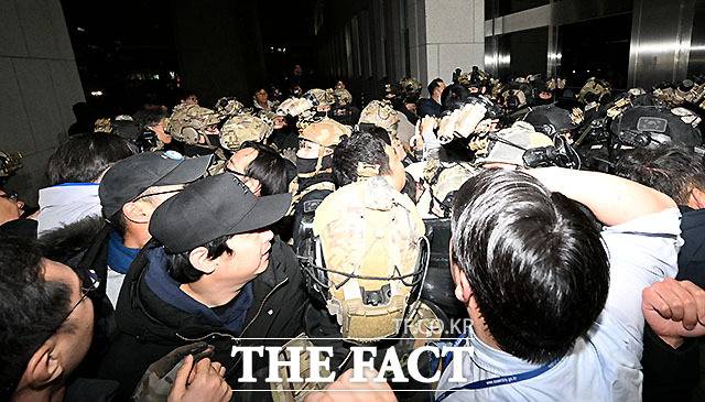 윤 대통령이 이날 밤 '비상계엄' 선포를 한 가운데 서울 여의도 국회에 계엄군이 진입하고 있다. /국회=박헌우 기자