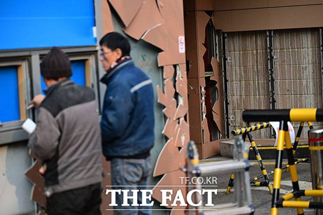 1월 20일 오전 윤석열 대통령의 지지자들이 '폭력·난입' 사태를 벌였던 서울 마포구 서울서부지방법원에 관계자들이 피해 상황을 살펴보고 있다. /남윤호 기자
