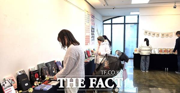 노은도서관에서 진행 중인 '북큐레이션 다시보기' 특별전. /대전 유성구