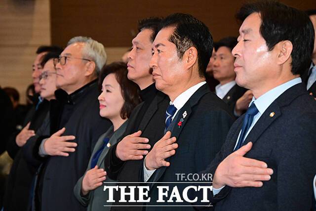 국기에 경례하는 정청래 대표와 내빈들.