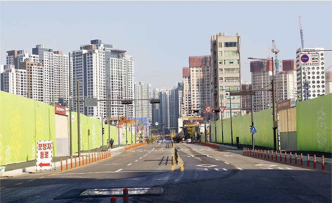 광명뉴타운 11구역(양쪽 펜스가 쳐진 곳이 공사 현장)에서 바라본 광명뉴타운의 모습.&nbsp;