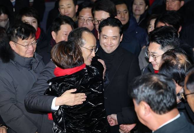 12·3 비상계엄 당시 의원들의 계엄 해제 표결 참여를 방해한 혐의를 받는 국민의힘 추경호 의원이 3일 구속영장이 기각돼 경기도 의왕 서울구치소를 나서고 있다. 연합뉴스