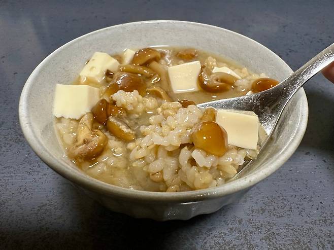 밥에 미소시루(된장국)를 부어 만든 미소시루고항. 일본인이 간편하게 먹고 싶을 때 만드는 가정식이다. /에노모토 야스타카