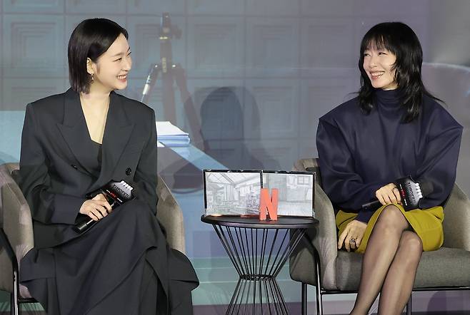 배우 김고은과 전도연(오른쪽)이 3일 서울 용산구 CGV 용산아이파크몰에서 열린 넷플릭스 시리즈 '자백의 대가' 시사회 및 간담회에서 미소를 짓고 있다. /뉴스1