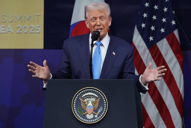 도널드 트럼프 미국 대통령이 지난 10월 경북 경주시 경주예술의전당에서 열린 '2025 APEC CEO 서밋'에서 연설하고 있다. 이날 그는 미국 조선업에서의 한미 협력을 재차 언급했다. /뉴스1