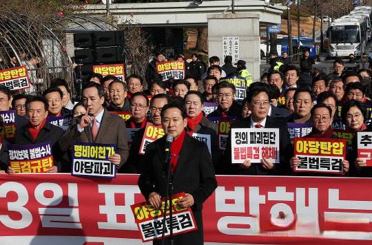 2일 서울 서초구 서울중앙지법 앞에서 열린 추경호 의원 구속 심사 규탄대회에서 장동혁 국민의힘 대표가 발언하고 있다. 연합뉴스