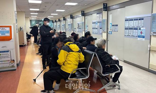 보라매병원 2층 로비에 내원한 환자들이 대기하고 있다. ⓒ데일리안 김효경 기자