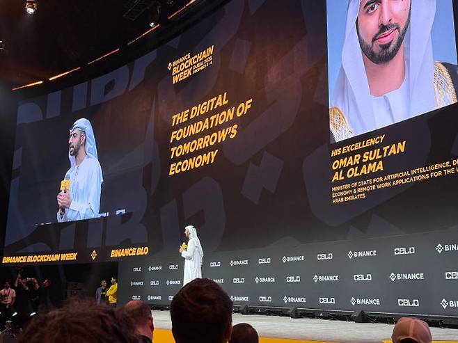 오마르 술탄 알 올라마 아랍에미리트(UAE) 인공지능(AI)·디지털경제·원격근무 담당 국무장관이 3일(현지시간) 두바이 코카콜라 아레나에서 열린 바이낸스 블록체인 위크 2025에서 발표를 하고 있다. ⓒ데일리안 황지현 기자