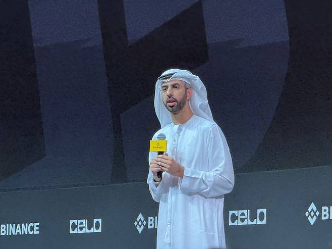 오마르 술탄 알 올라마 아랍에미리트(UAE) 인공지능(AI)·디지털경제·원격근무 담당 국무장관이 3일(현지시간) 두바이 코카콜라 아레나에서 열린 바이낸스 블록체인 위크 2025에서 발표를 하고 있다. ⓒ데일리안 황지현 기자