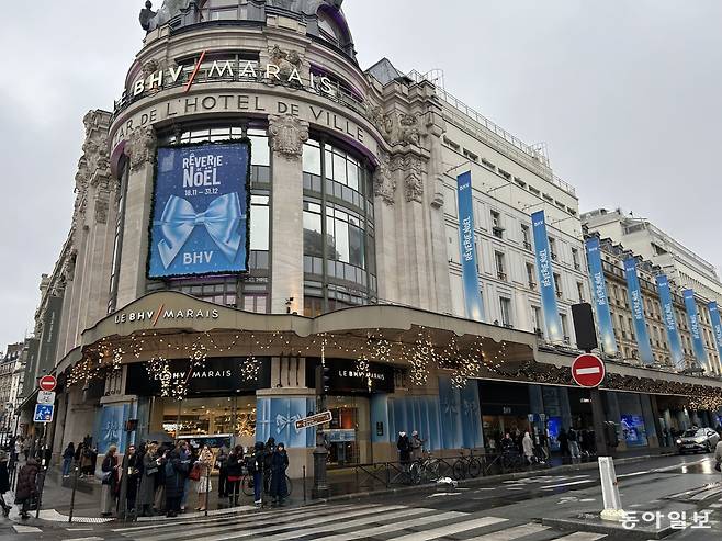 지난달 28일(현지 시간) 프랑스 도심 ‘BHV 마레’ 백화점. 중국 저가 패스트패션 플랫폼 ‘쉬인’의 프랑스 진출 뒤 부각되고 있는 각종 논란을 의식해 파리시는 이 백화점의 크리스마스트리 등 야외 장식을 제한했다. 크리스마스를 앞두고 화려한 장식에 나선 다른 파리 백화점들에 비해 차분한 분위기다. 파리=유근형 특파원 noel@donga.com