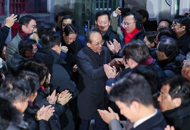 (의왕=뉴스1)  12·3 비상계엄 해제 요구안 표결 방해 의혹을 받는 추경호 국민의힘 의원이 3일 새벽 구속 영장이 기각된 후 경기도 의왕시 서울구치소를 나서며 동료 의원들과 인사하고 있다. 2025.12.3/뉴스1