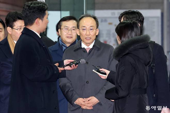 국회의 12·3 비상계엄 해제 의결 방해 의혹을 받는 추경호 전 국민의힘 원내대표가 3일 오전 서울 서초구 서울중앙지방법원에서 열린 영장실질심사를 마친 뒤 구치소에서 대기하기 위해 나서고 있다. 이한결 기자 always@donga.com