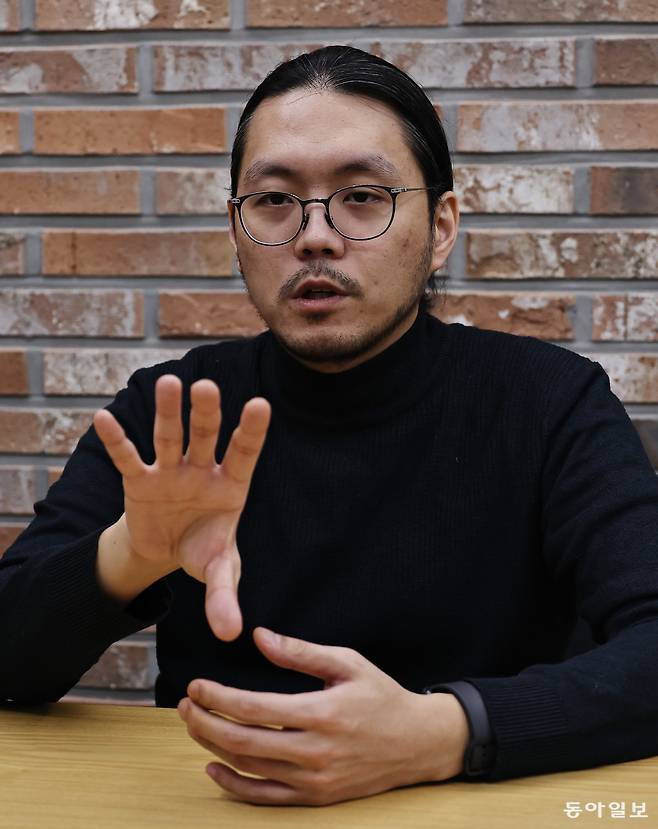 계엄 속보를 접한 순간 곧바로 오토바이를 타고 망설임 없이 국회로 향한 직장인 류호성 씨(34)가 지난달 27일 합정역 인근의 한 사무실에서 12·3 계엄 당시 상황을 회상하고 있다. 류 씨는  “시민들의 힘으로 하루 만에 끝났지만, 군부독재나 전쟁으로까지 번질 수 있었던 중대한 사안이었다”며 “이번 일을 단순한 ‘해프닝’으로 기억해서는 안 된다”고 강조했다. 양회성 기자 yohan@donga.com