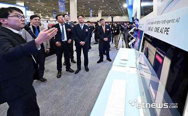 국내 최대 소프트웨어 전시회인 '소프트웨이브 2025'가 3일 서울 삼성동 코엑스에서 열렸다. 조풍연 한국SW·ICT총연합회장(왼쪽에서 두 번째부터), 강병준 전자신문 대표, 변성준 한컴그룹 부회장, 이도규 과학기술정보통신부 정보통신정책실장, 박윤규 정보통신산업진흥원장이 더존비즈온의 지능형 에이전틱AI '원AI'를 살펴보고 있다.  이동근기자 foto@etnews.com