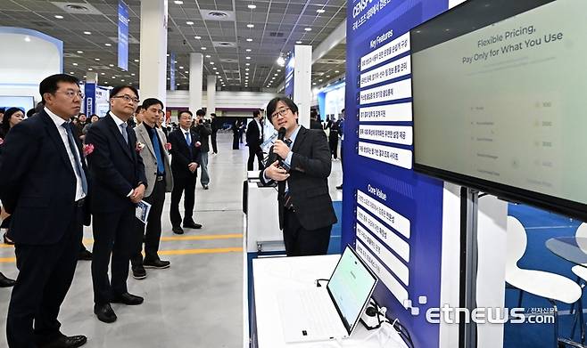 국내 최대 소프트웨어 전시회인 '소프트웨이브 2025'가 3일 서울 삼성동 코엑스에서 열렸다. 강병준 전자신문 대표(왼쪽부터), 이도규 과학기술정보통신부 정보통신정책실장, 조풍연 한국SW·ICT총연합회장이 아이티센의 스포츠대회 관리 AI 플랫폼 '센스포(CENSPO)'를 살펴보고 있다.  이동근기자 foto@etnews.com