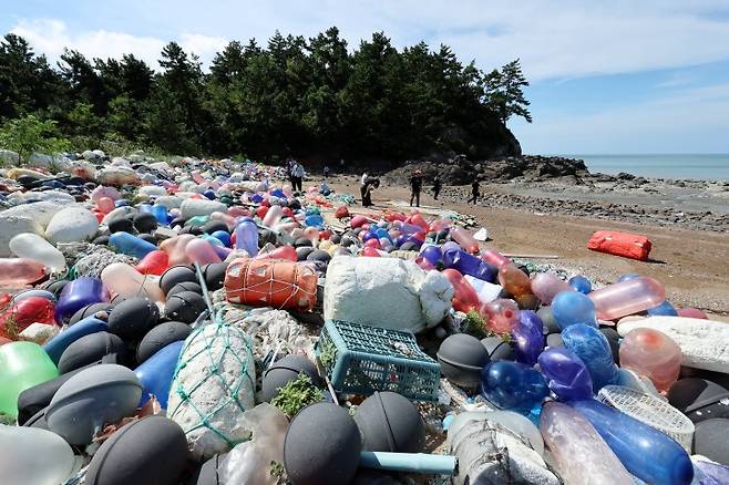해양보호구역인 전남 신안군 임자면 해안에 해양쓰레기가 쌓여 있다. 2025.9.17 (사진=저작권자(c) 연합뉴스, 무단 전재-재배포 금지)