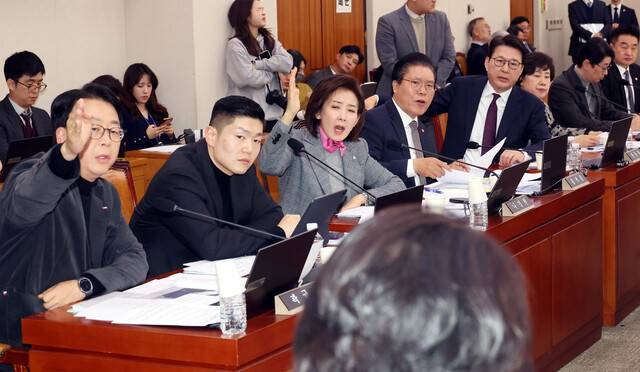 3일 국회에서 열린 법제사법위원회 전체회의에서 국민의힘 소속 위원들이 더불어민주당 소속 추미애 위원장의 의사 진행에 항의하며 발언 기회를 요청하고 있다. 김경호 선임기자 jijae@hani.co.kr