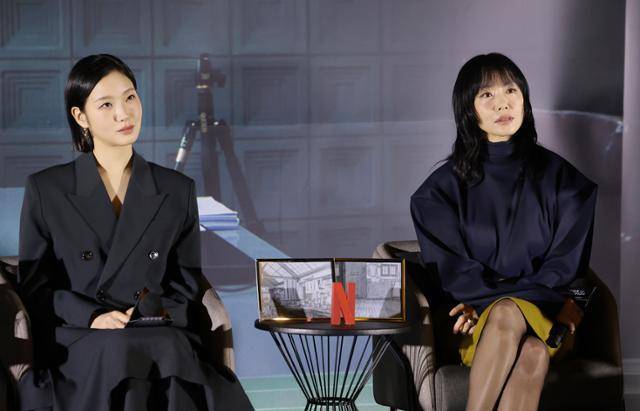 배우 김고은과 전도연(오른쪽)이 3일 서울 용산구 CGV 용산아이파크몰에서 열린 넷플릭스 시리즈 자백의 대가 시사회 및 간담회에서 취재진 질문을 듣고 있다. 뉴스1