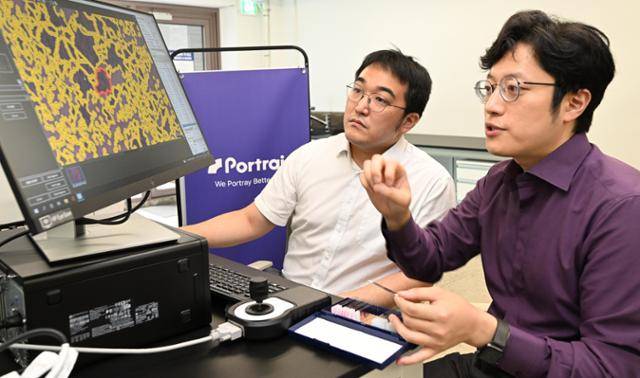 이대승(오른쪽) 포트래이 대표가 2022년 서울 종묘 인근 연구실에서 한국일보와 인터뷰를 하며 공간전사체 파일에 대해 설명하고 있다. 한국일보 자료사진