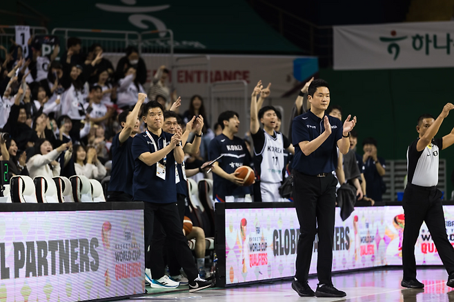 지난달 28일 중국 베이징 우커쑹 스포츠 아레나에서 열린 중국과의 2027 FIBA 월드컵 아시아 예선 1라운드 조별리그 B조 1차전 당시 선수단에 박수를 보내는 전희철 감독(오른쪽)과 조상현 감독. 사진=FIBA